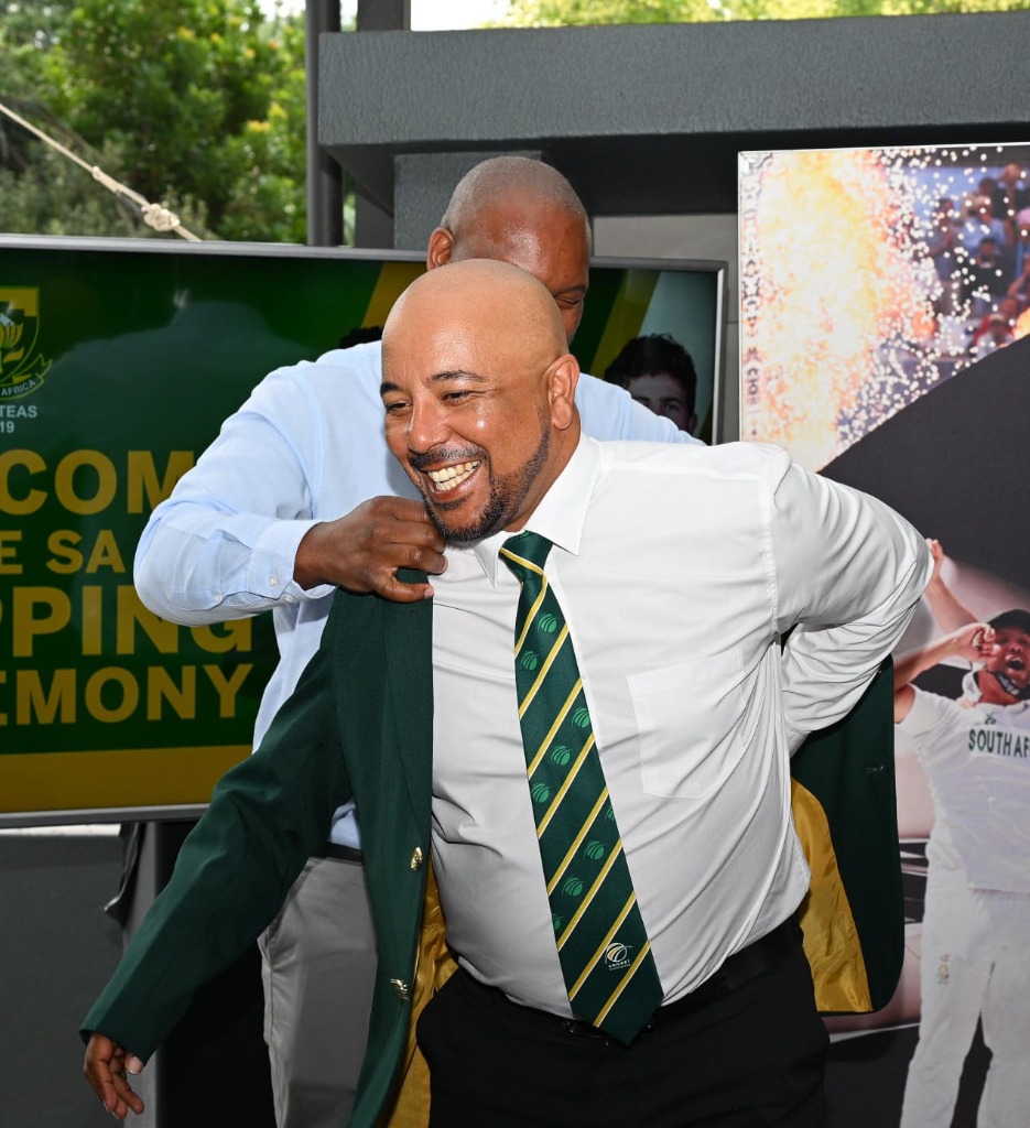 Paul Adams receiving Proteas blazer